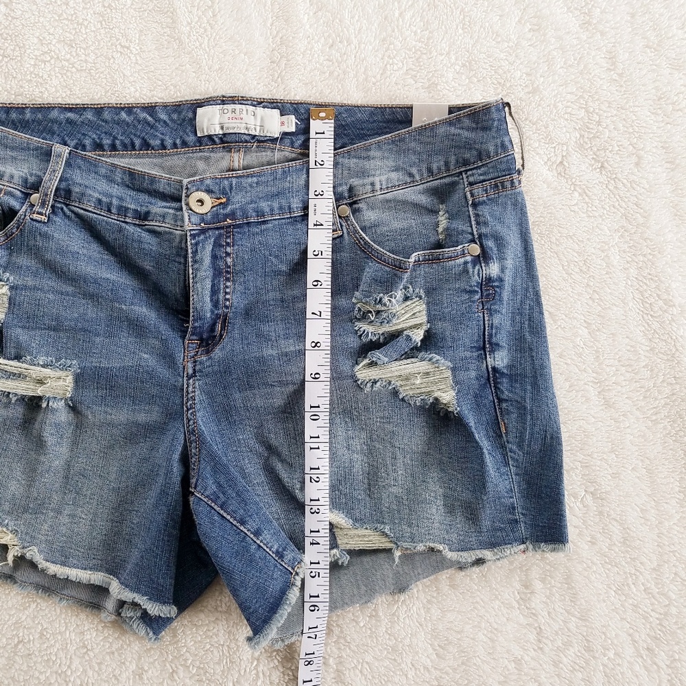 Torrid Destructed Jean Short 5 in. Inseam - Picture 5 of 8